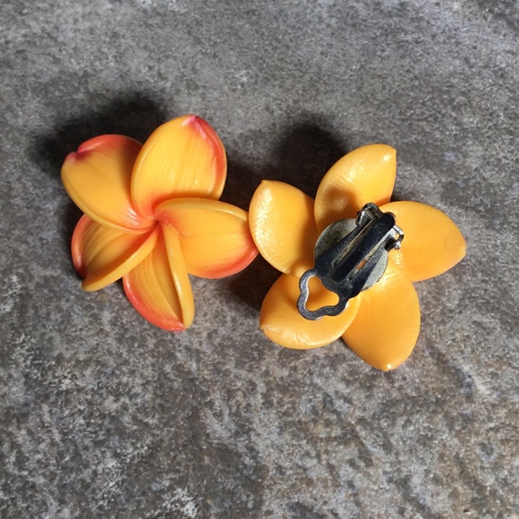 SALE Vintage Hawaiian clip earrings - Picture 4 of 4